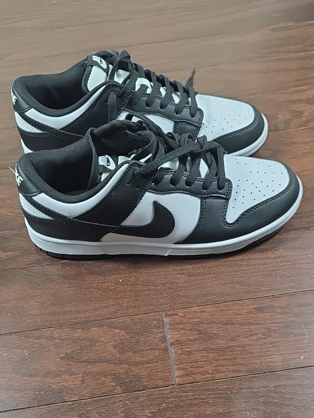 Nike Men's Black and White Low-Top Sneakers